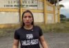 Farmacêutica protesta contra prefeito de Rio das Ostras com camiseta “Fora Carlos Augusto”