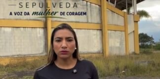 Farmacêutica protesta contra prefeito de Rio das Ostras com camiseta “Fora Carlos Augusto”