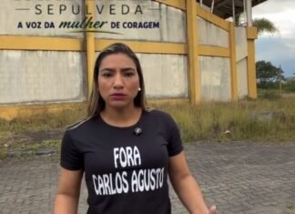 Farmacêutica protesta contra prefeito de Rio das Ostras com camiseta “Fora Carlos Augusto”